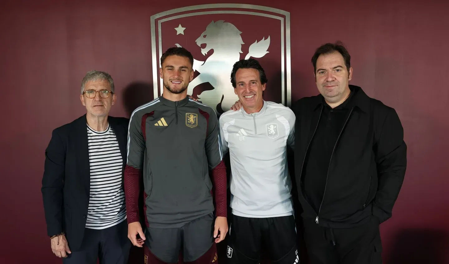 Oficial: Aston Villa apresenta Harwood-Bellis e Mbaye